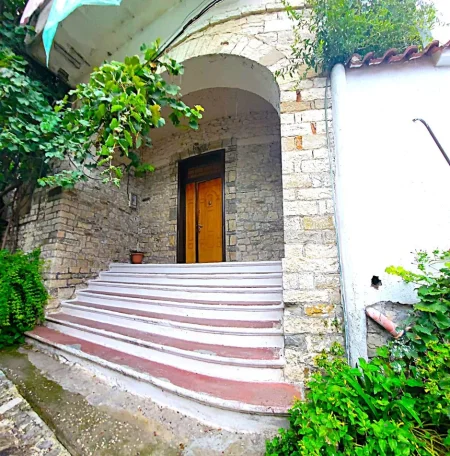 Berat, shitet nga Pronari, pa-komision Vile 2 Katshe ,