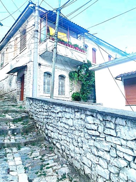 Berat, shitet nga Pronari, pa-komision Vile 2 Katshe ,