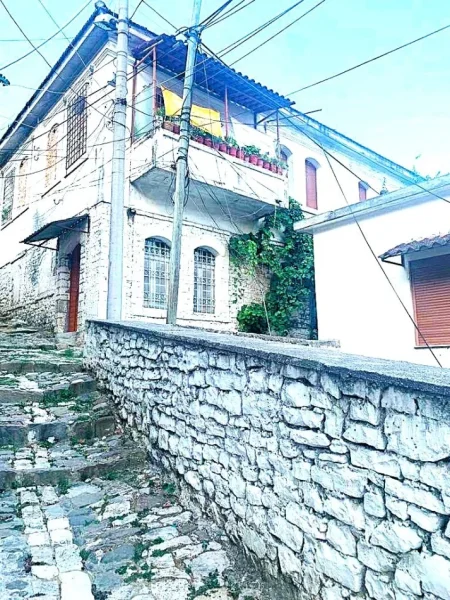 Berat, shitet nga Pronari, pa-komision Vile 2 Katshe ,