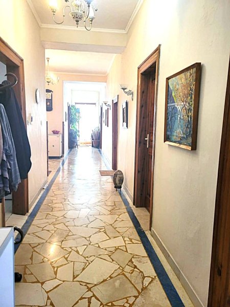 Berat, shitet nga Pronari, pa-komision Vile 2 Katshe ,