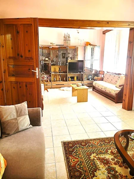 Berat, shitet nga Pronari, pa-komision Vile 2 Katshe ,