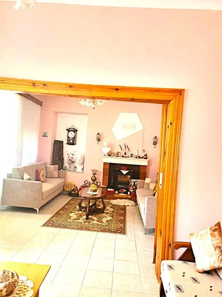 Berat, shitet nga Pronari, pa-komision Vile 2 Katshe ,