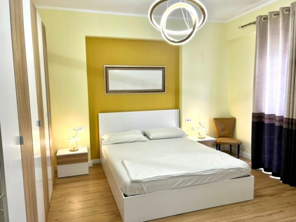 Vlore, jepet me qera apartament 1+1 Kati 8, 67 m² 500 € (Rruga Haziz Xhyherri)