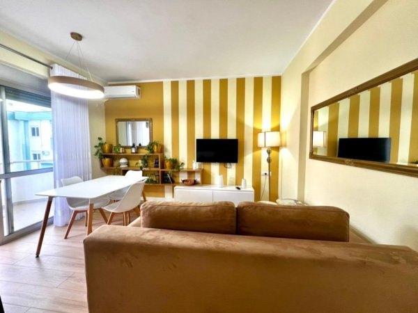 Vlore, jepet me qera apartament 1+1 Kati 8, 67 m² 500 € (Rruga Haziz Xhyherri)