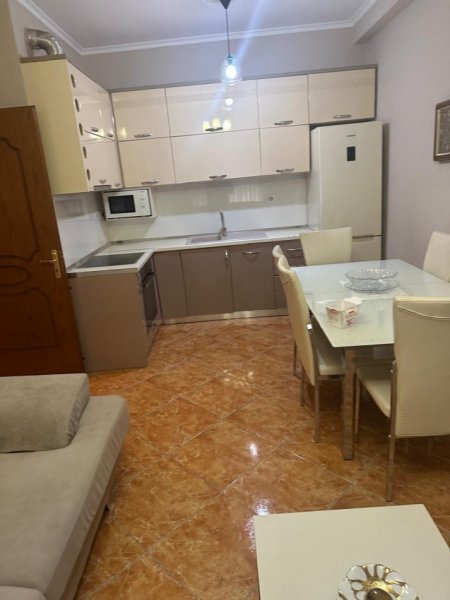 Tirane, jepet me qera apartament 2+1 Kati 3, 800 € 