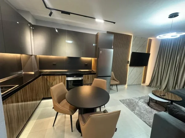 Tirane, jepet me qera apartament 1+1 ,