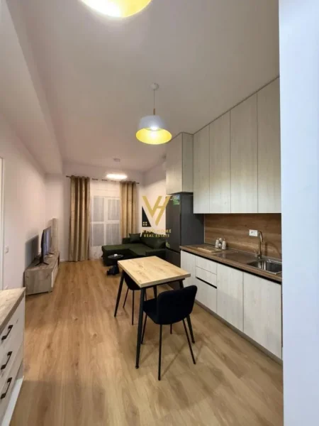 Tirane, jepet me qera apartament 1+1+Ballkon Kati 3, 55 m² 500 € (ALI DEMI)