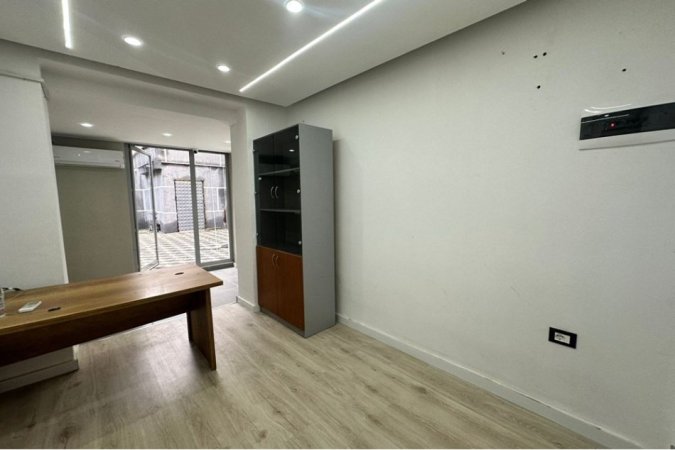 Tirane, jepet me qera ambjent biznesi , 25 m² 400 € (21 Dhjetori)