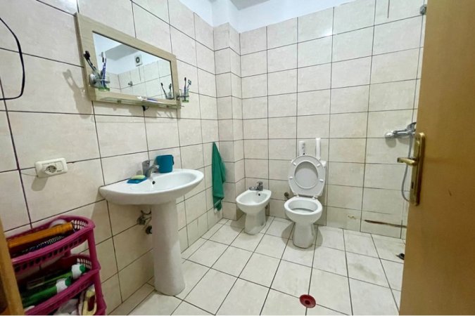 Apartament ne shitje, 2+1 totalisht i mobiluar tek KMY, Yzberisht! (163'000 Euro)