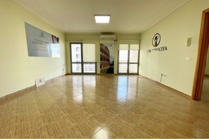 Ambient zyrash per qira tek sheshi "Karl Topia", Zogu i Zi! (700 Euro/muaj)