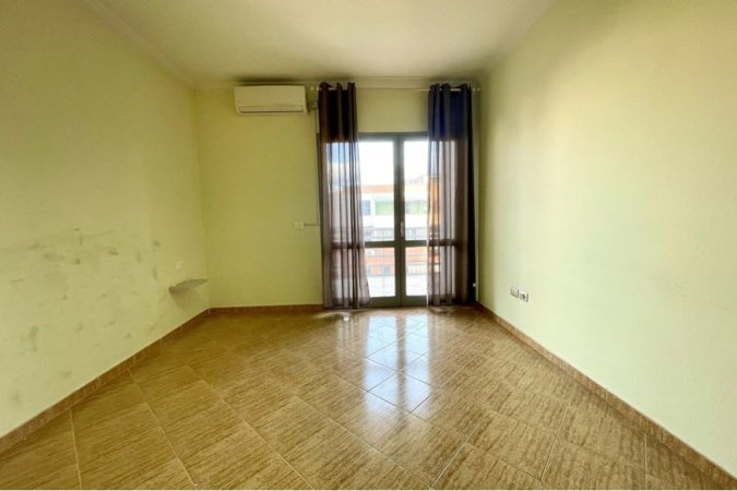 Ambient zyrash per qira tek sheshi "Karl Topia", Zogu i Zi! (700 Euro/muaj)