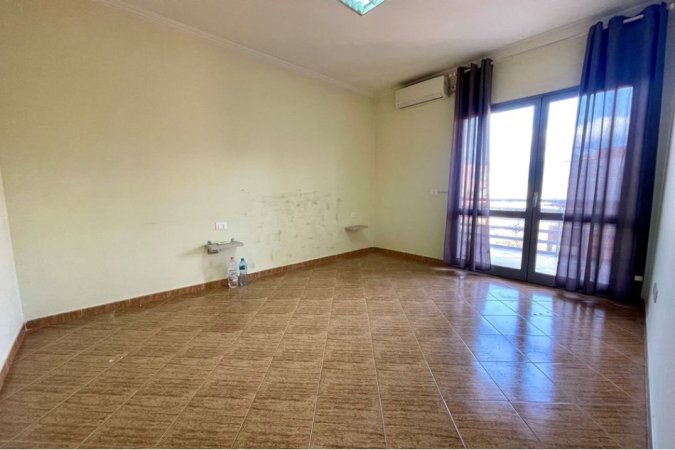 Ambient zyrash per qira tek sheshi "Karl Topia", Zogu i Zi! (700 Euro/muaj)