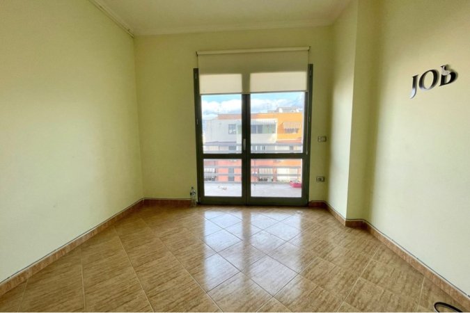 Ambient zyrash per qira tek sheshi "Karl Topia", Zogu i Zi! (700 Euro/muaj)