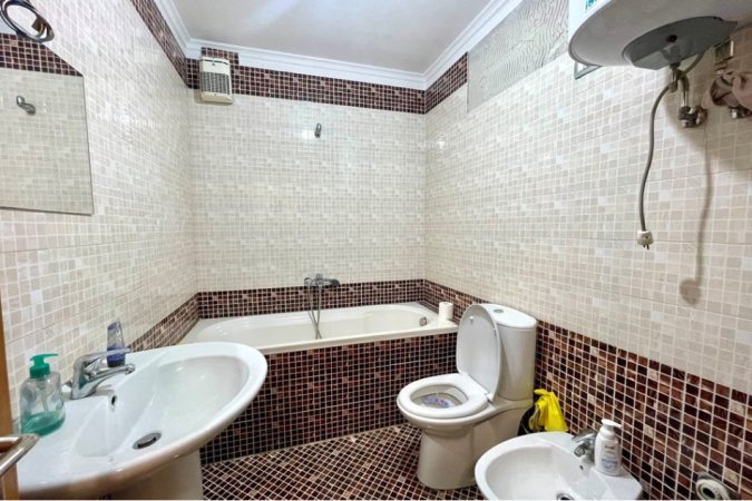 Ambient zyrash per qira tek sheshi "Karl Topia", Zogu i Zi! (700 Euro/muaj)