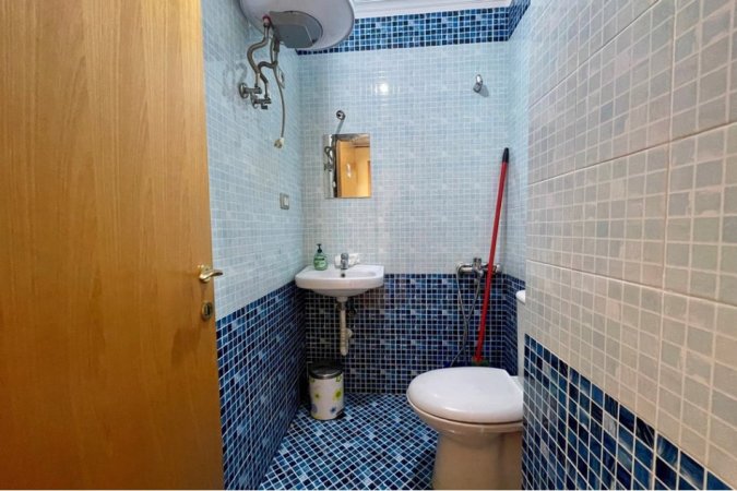 Ambient zyrash per qira tek sheshi "Karl Topia", Zogu i Zi! (700 Euro/muaj)