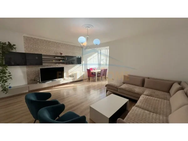 Tirane, jepet me qera apartament 2+1+Ballkon Kati 2, 100 m² 900 € (Kopshti Zoologjik, Tirane.)