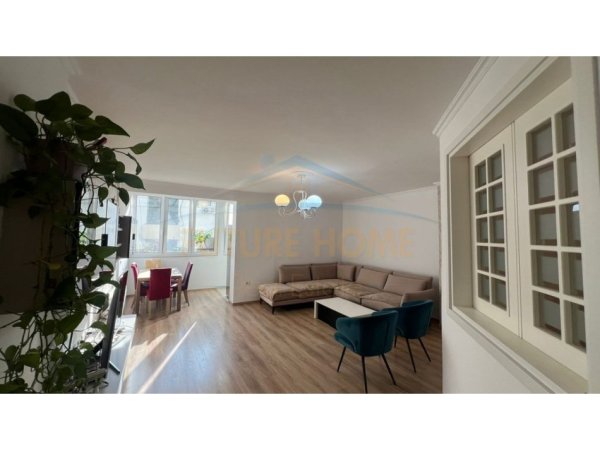 Tirane, jepet me qera apartament 2+1+Ballkon Kati 2, 100 m² 900 € (Kopshti Zoologjik, Tirane.)