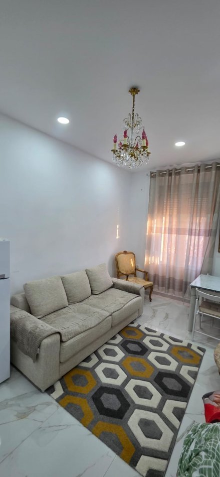Tirane, jepet me qera apartament 1+1 Kati 3, 85 m² 650 € (Tajvani)