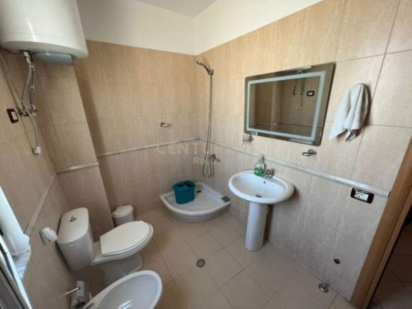 Tirane, jepet me qera apartament 1+1+BLK Kati 7, 70 m² 400 Euro (Rruga Petro Korcari, Komuna e Parisit)