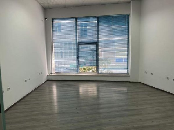 Tirane, jepet me qera dyqan Kati 1, 183 m² 2.200 Euro (Komuna Parisit)
