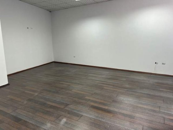 Tirane, jepet me qera dyqan Kati 1, 183 m² 2.200 Euro (Komuna Parisit)