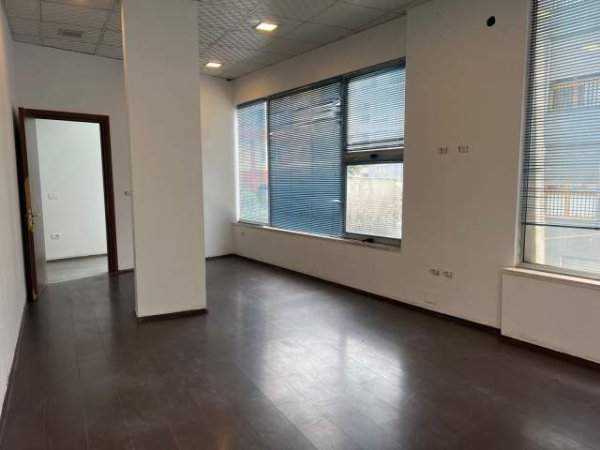 Tirane, jepet me qera dyqan Kati 1, 183 m² 2.200 Euro (Komuna Parisit)