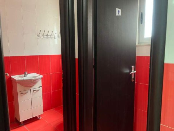 Tirane, jepet me qera dyqan Kati 1, 183 m² 2.200 Euro (Komuna Parisit)