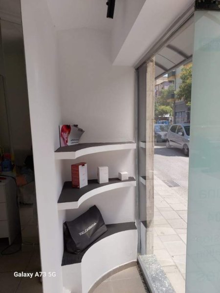 Tirane, jepet me qera dyqan Kati 0, 30 m² 300 Euro (Rruga Muhamet Gjollesha)