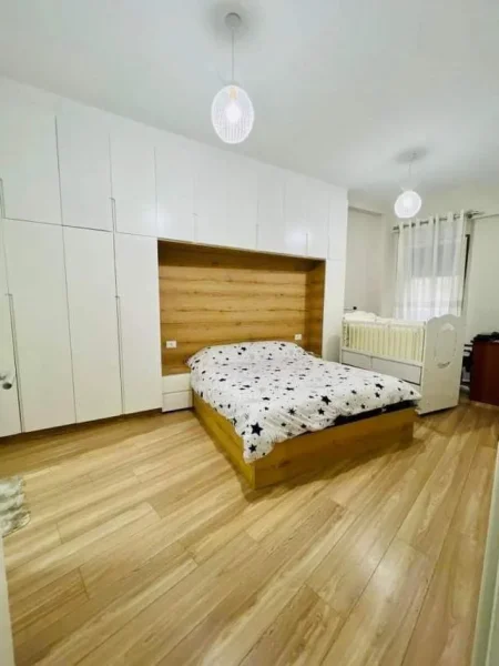 Tirane, shes apartament 2+1 90 m² 168.000 Euro (21 Dhjetori, Kompleksi Kontakt)