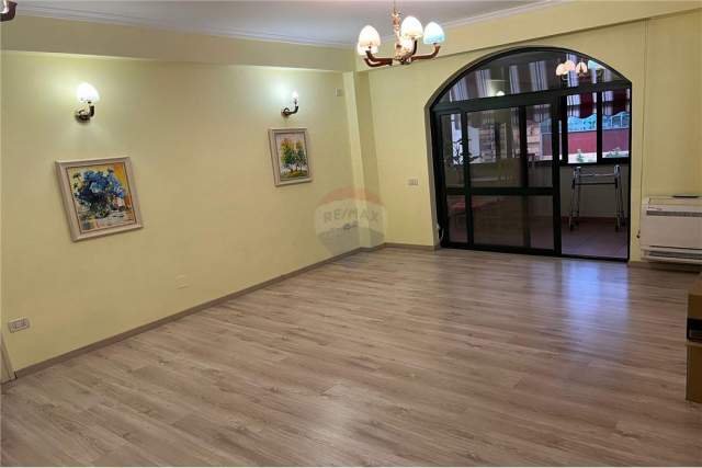 Tirane, jepet me qera ambjent biznesi Kati 4, 113 m² 1.000 Euro (Bulevardi Zogu I)