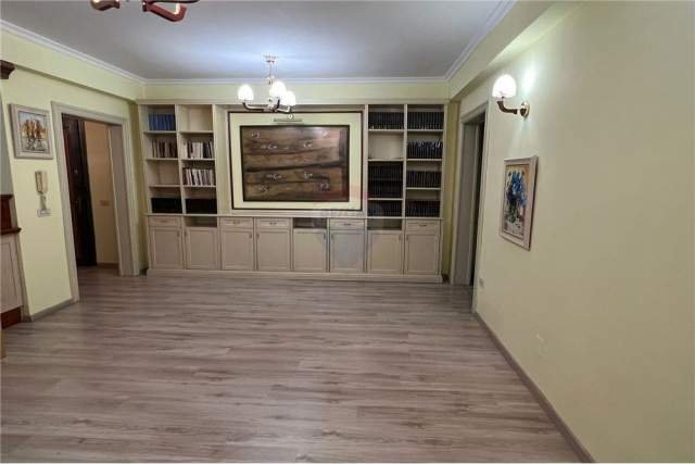 Tirane, jepet me qera ambjent biznesi Kati 4, 113 m² 1.000 Euro (Bulevardi Zogu I)