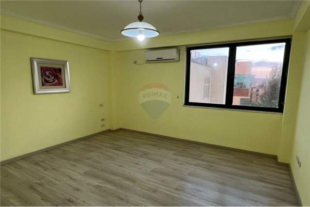 Tirane, jepet me qera ambjent biznesi Kati 4, 113 m² 1.000 Euro (Bulevardi Zogu I)