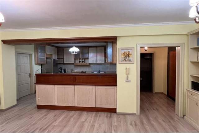 Tirane, jepet me qera ambjent biznesi Kati 4, 113 m² 1.000 Euro (Bulevardi Zogu I)