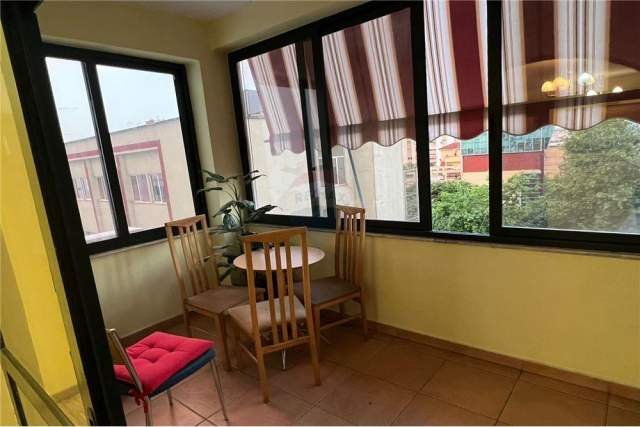 Tirane, jepet me qera ambjent biznesi Kati 4, 113 m² 1.000 Euro (Bulevardi Zogu I)