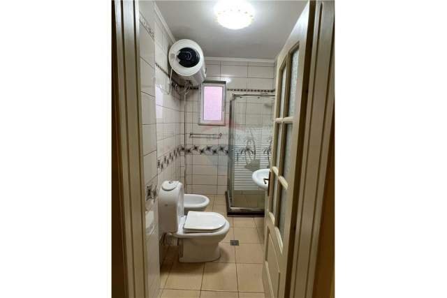 Tirane, jepet me qera ambjent biznesi Kati 4, 113 m² 1.000 Euro (Bulevardi Zogu I)