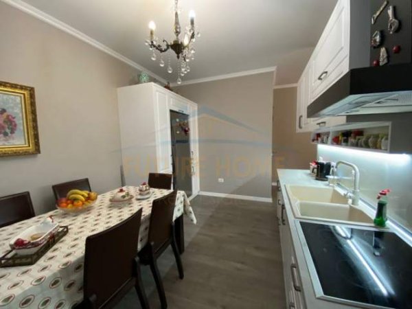 Tirane, jepet me qera apartament 2+1+BLK Kati 9, 130 m² 1.200 Euro (Rruga E Barrikadave)