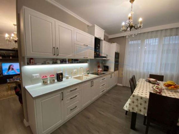 Tirane, jepet me qera apartament 2+1+BLK Kati 9, 130 m² 1.200 Euro (Rruga E Barrikadave)