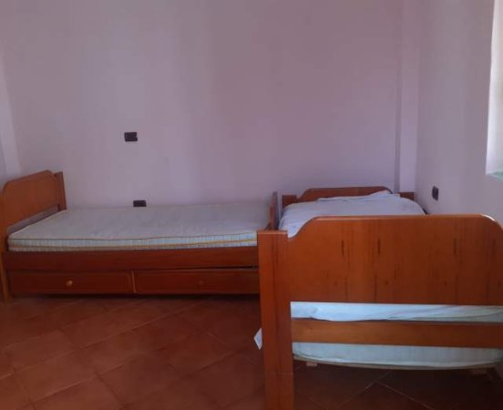 Tirane, jepet me qera Vile 1+1 Kati 1, 60 m² 25.000 Leke (Pran Shkolles se Kuqe, Pazari I ri)