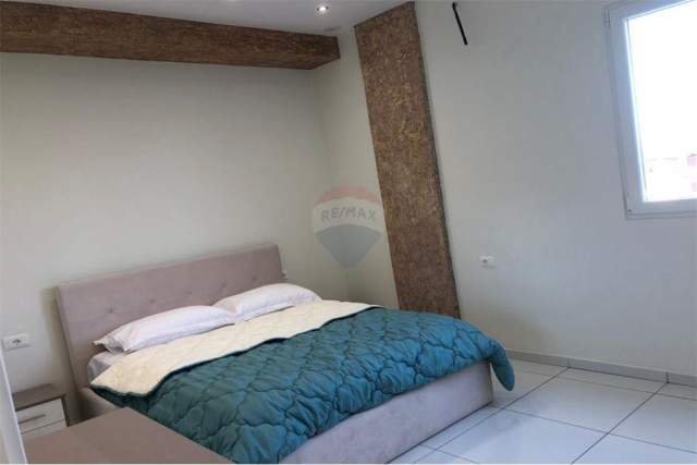 Tirane, jepet me qera apartament 2+1 98 m² 350 Euro (Reshit Maloku)