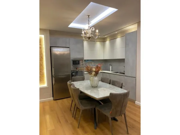 Tirane, jepet me qera apartament 3+1+Ballkon Kati 3, 125 m² 900 € (Kinostudio, Tiranë.)