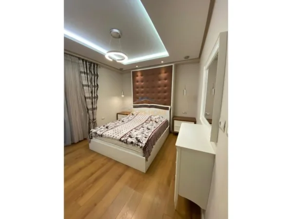 Tirane, jepet me qera apartament 3+1+Ballkon Kati 3, 125 m² 900 € (Kinostudio, Tiranë.)