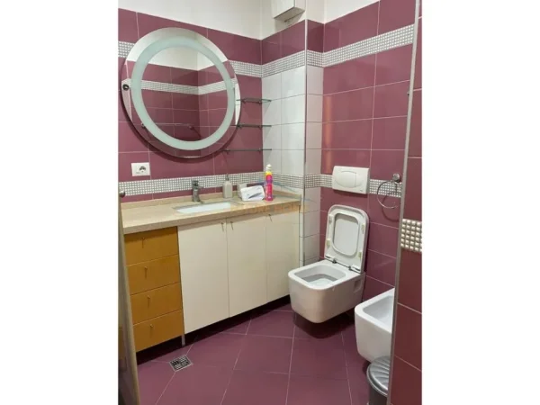 Tirane, jepet me qera apartament 3+1+Ballkon Kati 3, 125 m² 900 € (Kinostudio, Tiranë.)