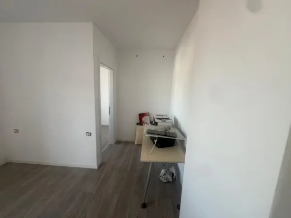 Tirane, jepet me qera Kati 4, 150 m² 800 € (Selite)