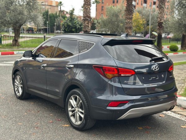 Tirane, shitet SUV Nafte, automatik Klima 203.000 km 11.500 €