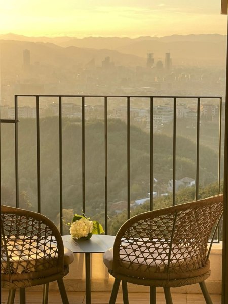 Tirane, jepet me qera apartament 2+1+Ballkon Kati 2, 114 m² 550 € 