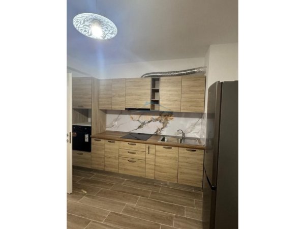 Tirane, jap me qera apartament 2+1+Ballkon Kati 1, 94 m² 500 € (RRUGA 5 MAJI)