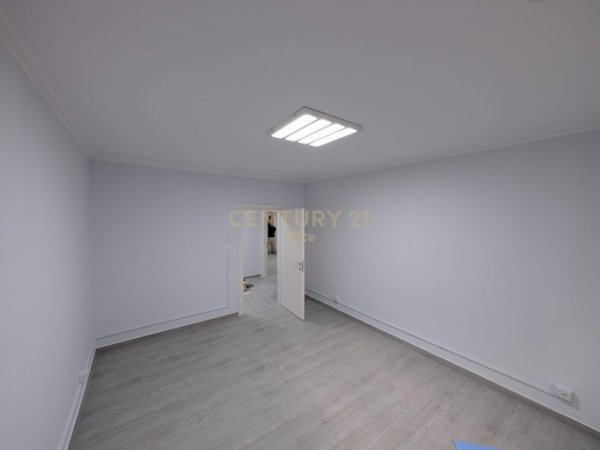 Tirane, jepet me qera apartament 2+1 Kati 1, 113 m² 700 € (Vasil Shanto)