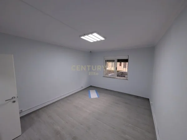 Tirane, jepet me qera apartament 2+1 Kati 1, 113 m² 700 € (Vasil Shanto)