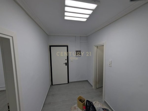 Tirane, jepet me qera apartament 2+1 Kati 1, 113 m² 700 € (Vasil Shanto)