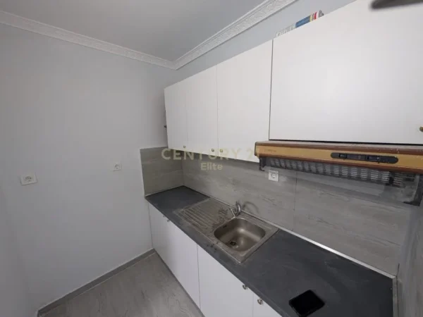 Tirane, jepet me qera apartament 2+1 Kati 1, 113 m² 700 € (Vasil Shanto)